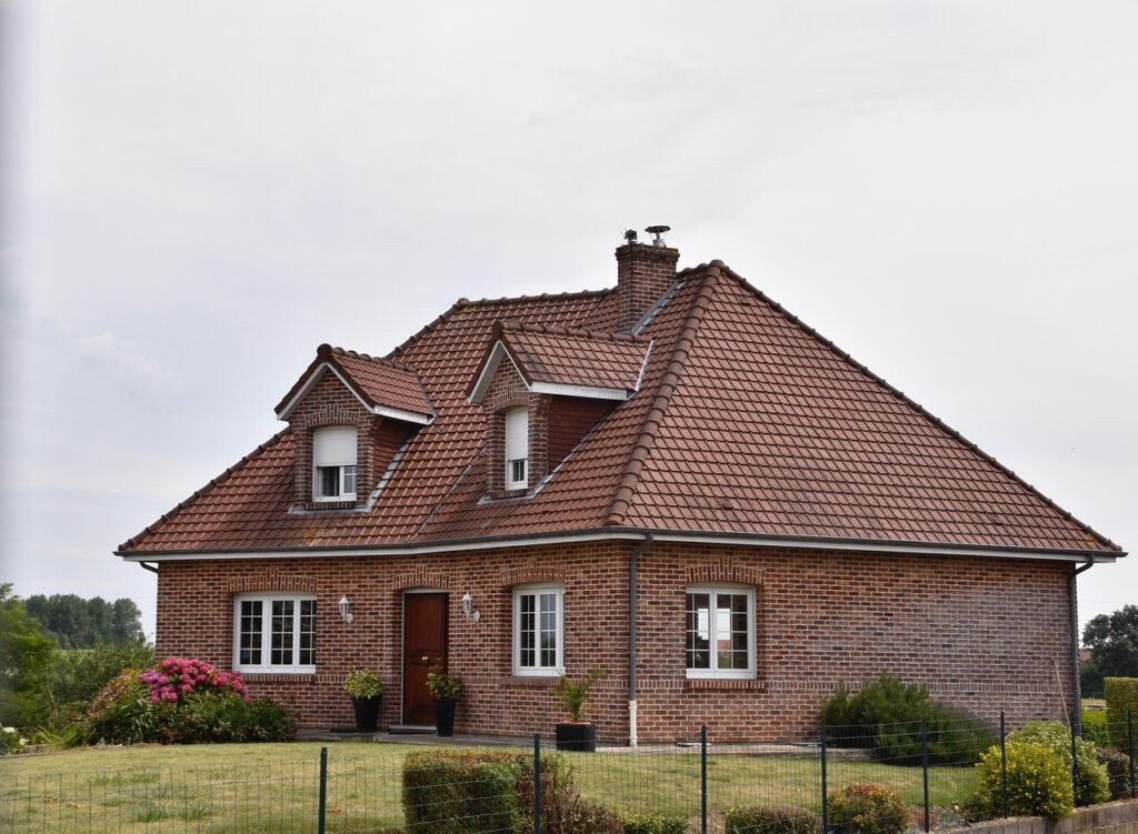 g28dca56072cdc4664ec19c8921549e9c2e111ea082224657b23951d3a5a2a5d0e024b4f7bc0e94b608d126494b8765dc3e9eedc6b5777121312c6412a92f3029 1280 4384774 house, brick house, architecture, shelters, bricks, house of the north, pas de calais, tiles